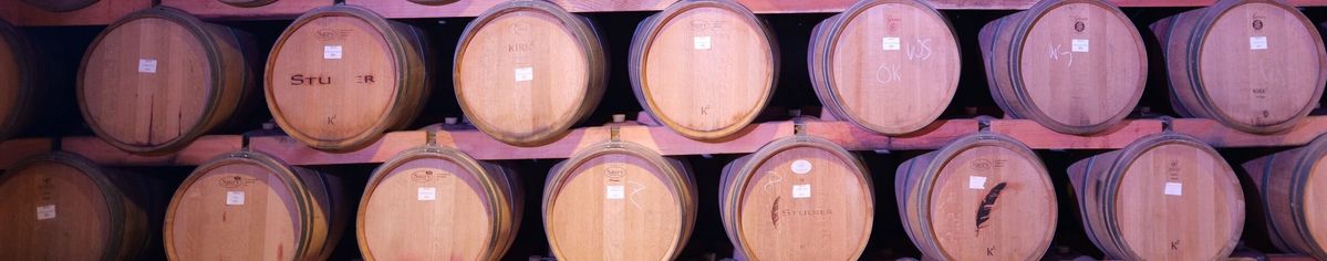 Aufeinander gestapelte Weinfässer von Weingut Studier