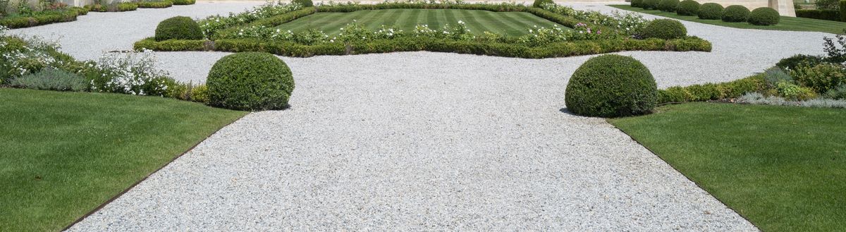Garten von Chateau Calon Segur mit Kiesweg