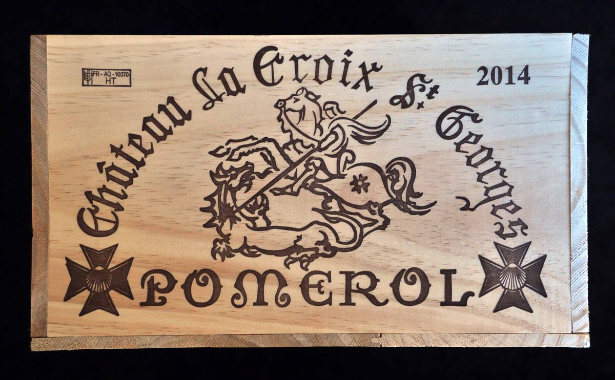 Weinholzkiste mit Logo von Chateau La Croix Saint Georges eingraviert