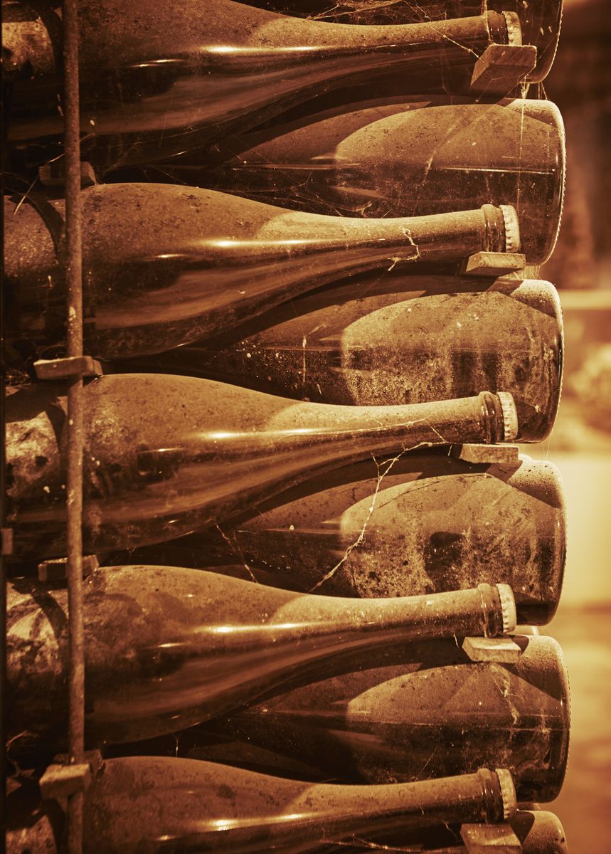 Alte Champagnerflaschen von Krug liegen aufeinander