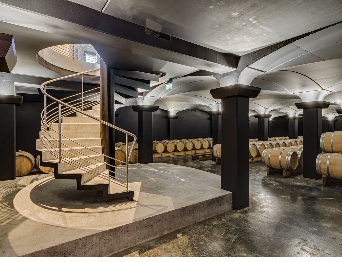 Weinkeller von Chateau Tour Saint Christophe mit Wendeltreppe