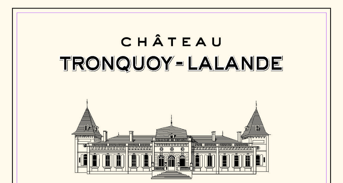 Weinflaschen Label von Chateau Tronquoy Lalande mit schwarz/ roter Schrift und schwarz-weiß Zeichnung von Chateaugebäude