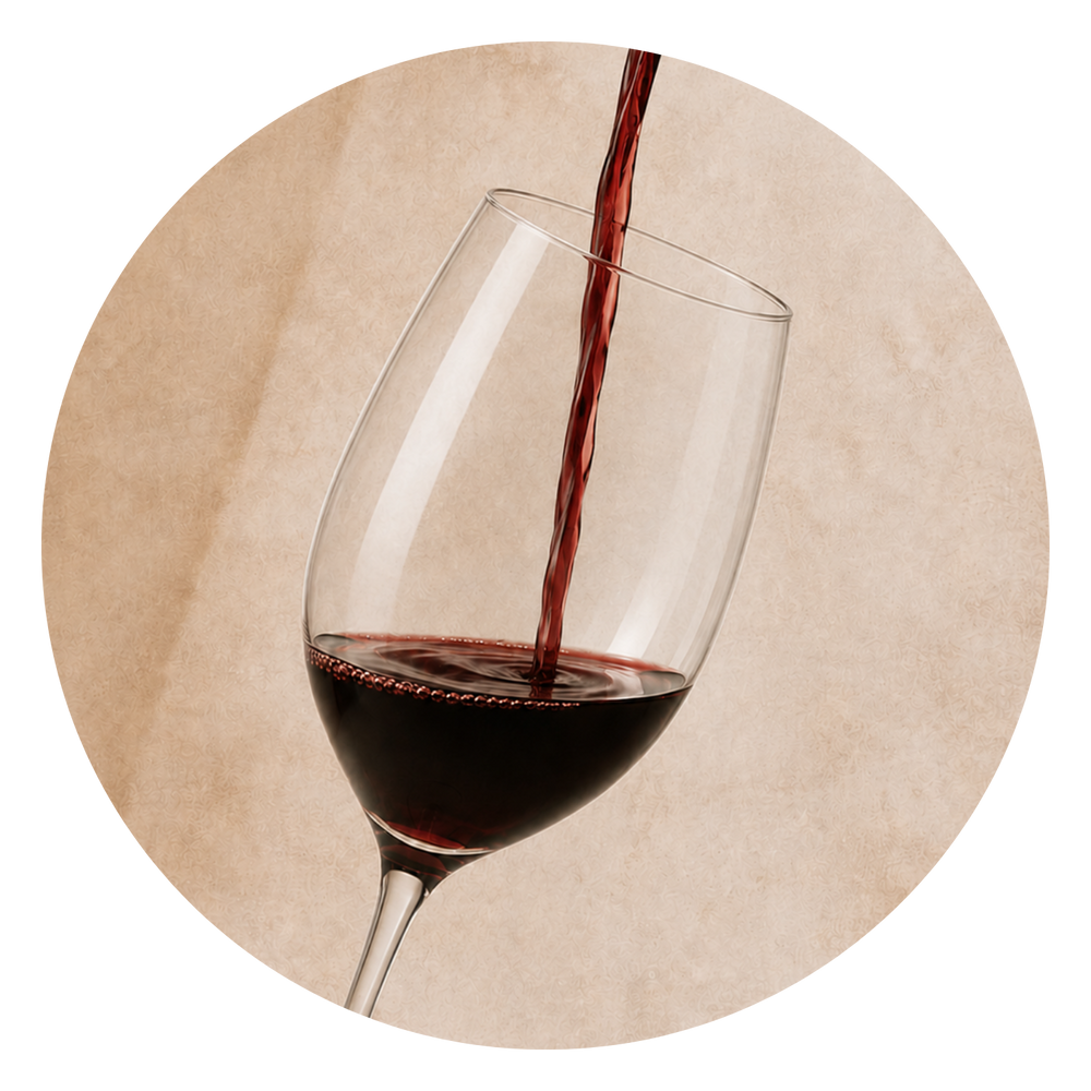 Rotwein wird vor einer sonnigen Natursteinmauer in ein Glas eingeschenkt
