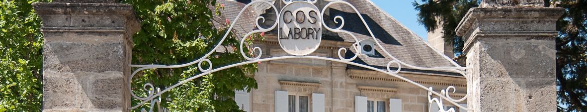 Eingangstor mit Schriftzug aus Metal auf Château Cos Labory