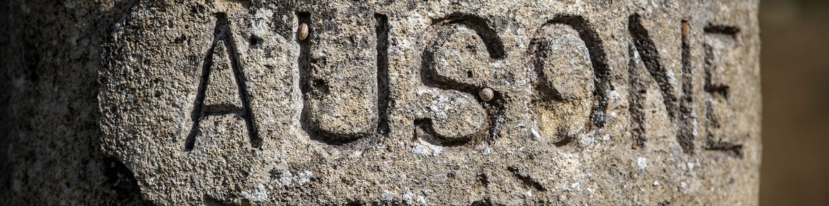 Schriftzug Ausone auf Château Ausone in einem Steinpfeiler