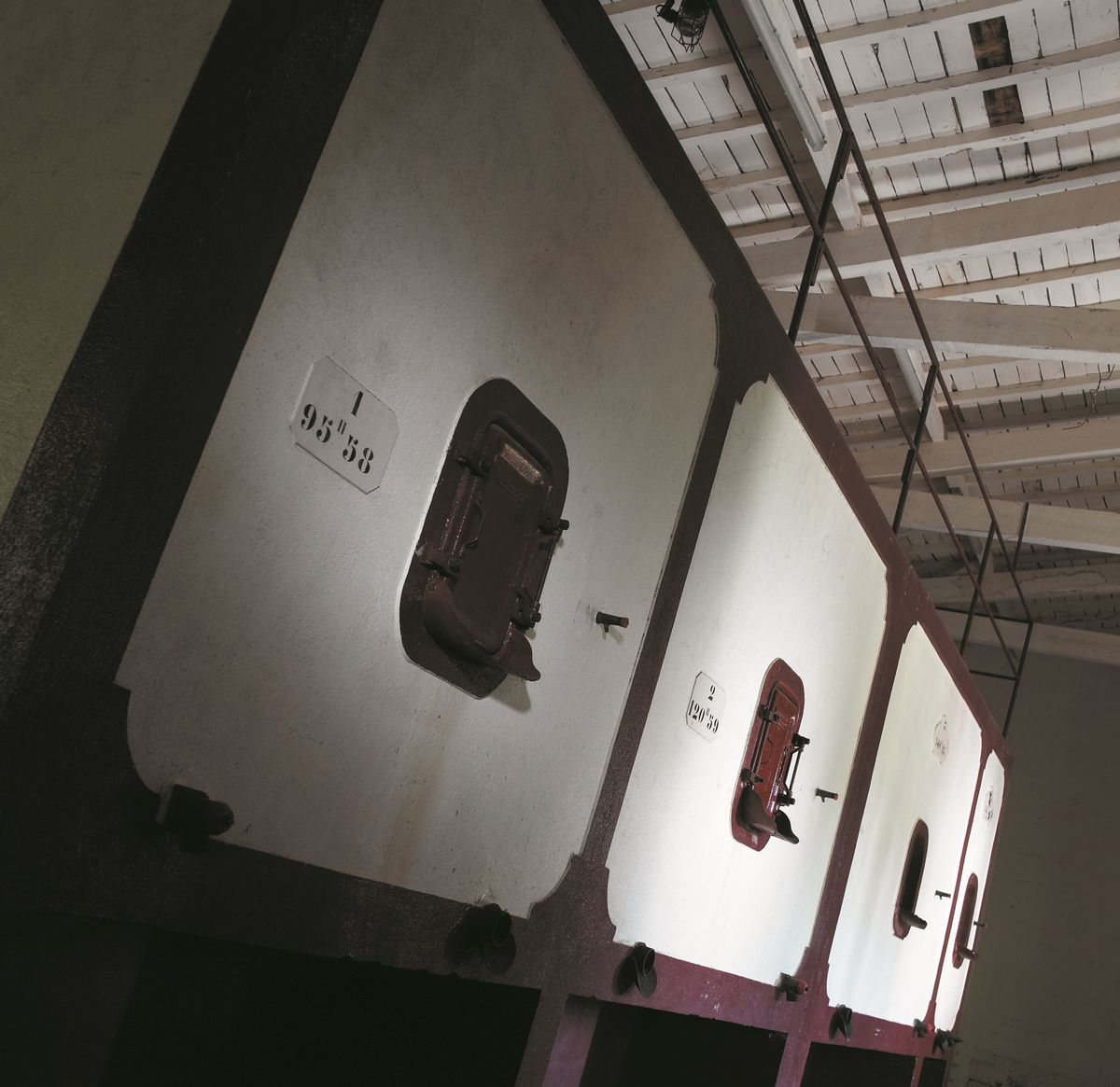 Steinweinfässer mit roter Umrandung in einem Keller von Chateau Lafleur