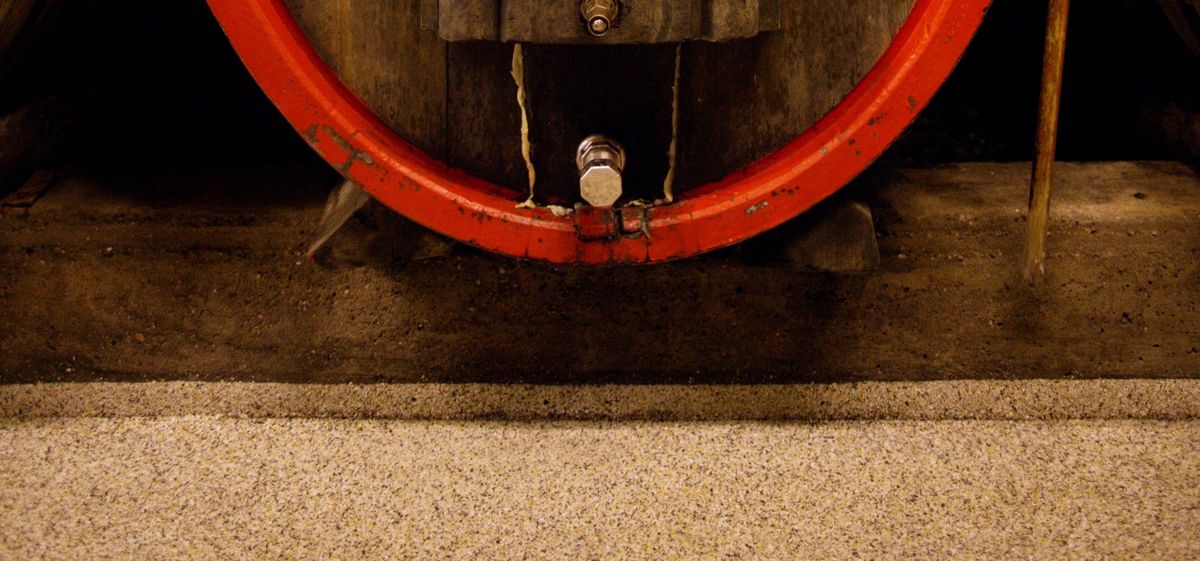 Weinfass mit Fokus auf den Zapfhahn Weingut Dönnhoff