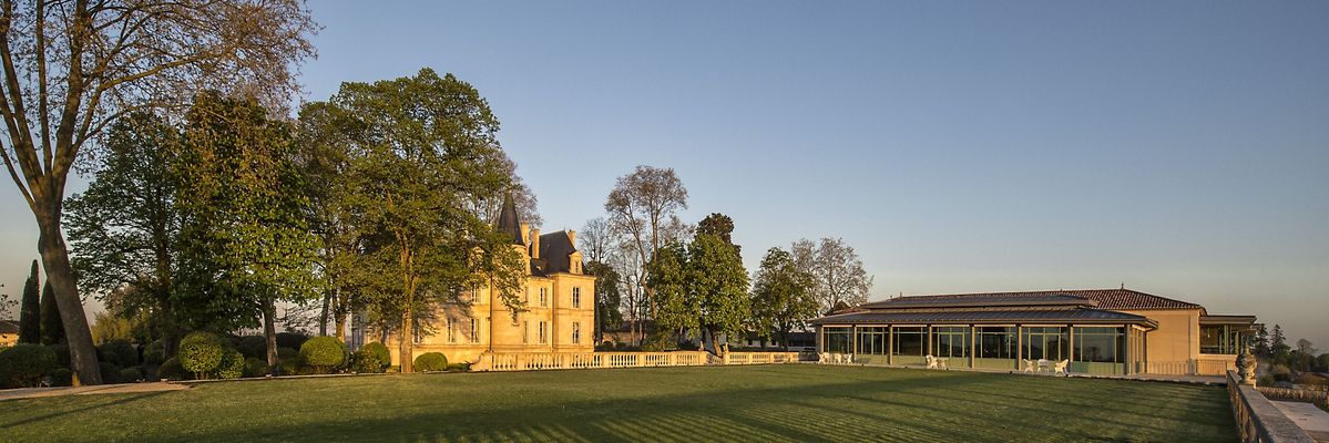 Grundstück mit großer Wiese, Schloss und Nebenhaus von Chateau Pichon Comtesse de Lalande