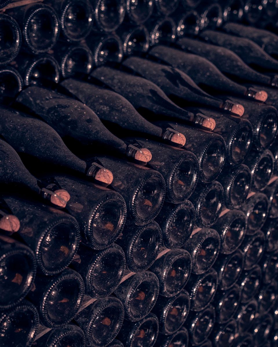 Vollbild von aufeinandergestapelten Weinflaschen von Moet et Chandon