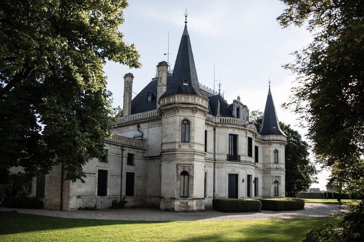Gestapelte Holzkisten von Bordeaux Grand-Cru-Weinen mit eingebrannten Château-Namen