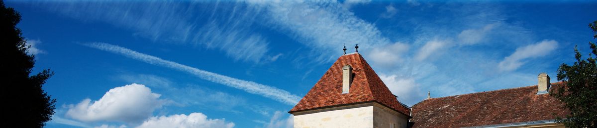 Blauer Himmel mit Spitze von Dach von Chateau Grand Mayne