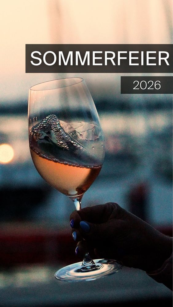 Sommerfeier 2026 ☀️🍷

In diesem Jahr führte uns unsere Sommerfeier nach Prien ins Restaurant Bootschaft im Yachtclub Prien
am Chiemsee.

Gestartet wurde ganz entspannt mit einem Aperitif, bevor am Grill gemeinsam aufgetischt und der Abend mit einer tollen Weinbegleitung genossen wurde.

Bei bestem Sommerwetter, anregenden Gesprächen und vielen schönen gemeinsamen Momenten ließen wir den Abend anschließend mit Blick auf den Sonnenuntergang ausklingen.

Ein rundum gelungener Abend mit großartiger Gesellschaft, kulinarischem Genuss und viel Zeit für den persönlichen Austausch. Vielen Dank an unser gesamtes Team und unsere Chefs für diese besondere gemeinsame Zeit!

#winelover #weinliebe #finewine #summervibes☀️ #chiemsee