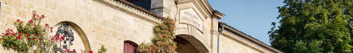 Schriftzug von Château Léoville Barton auf dem Steinbogen des Eingangs zum Château.
