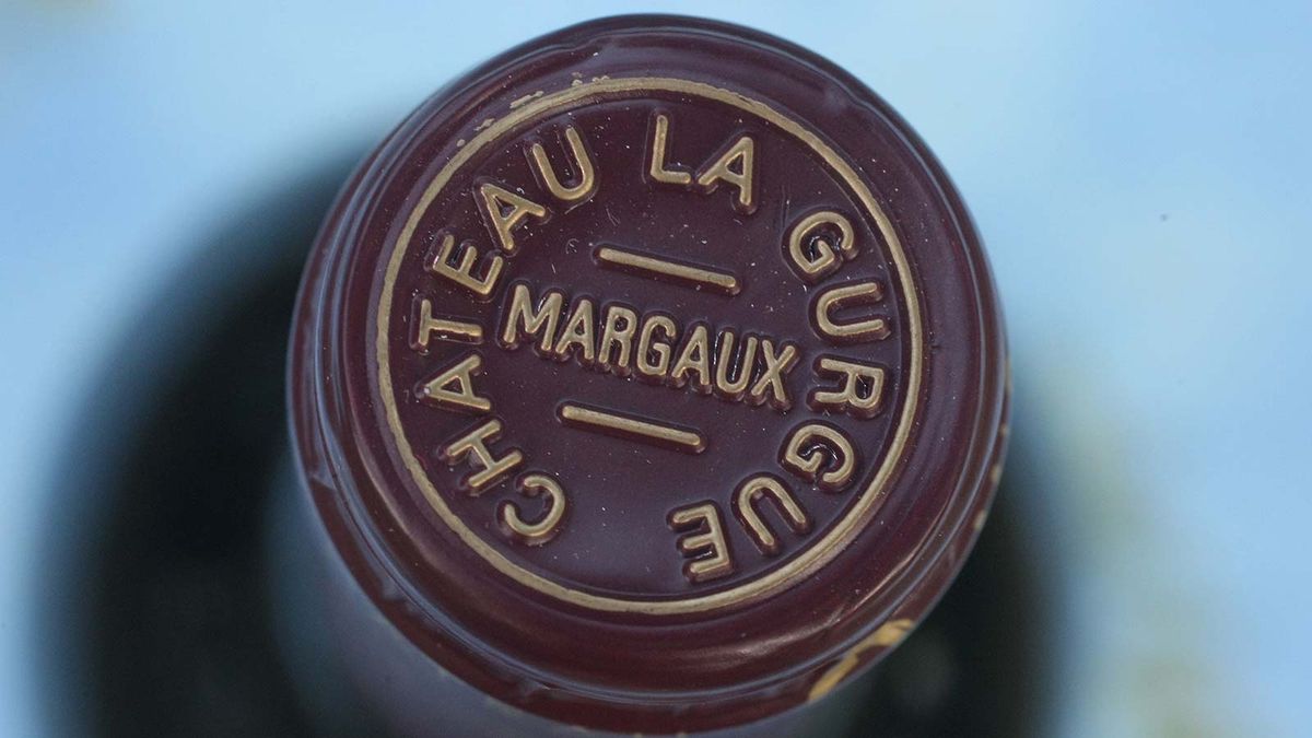 Bordeauxrote Weinkapsel mit Schriftzug von Chateau la Gurgue