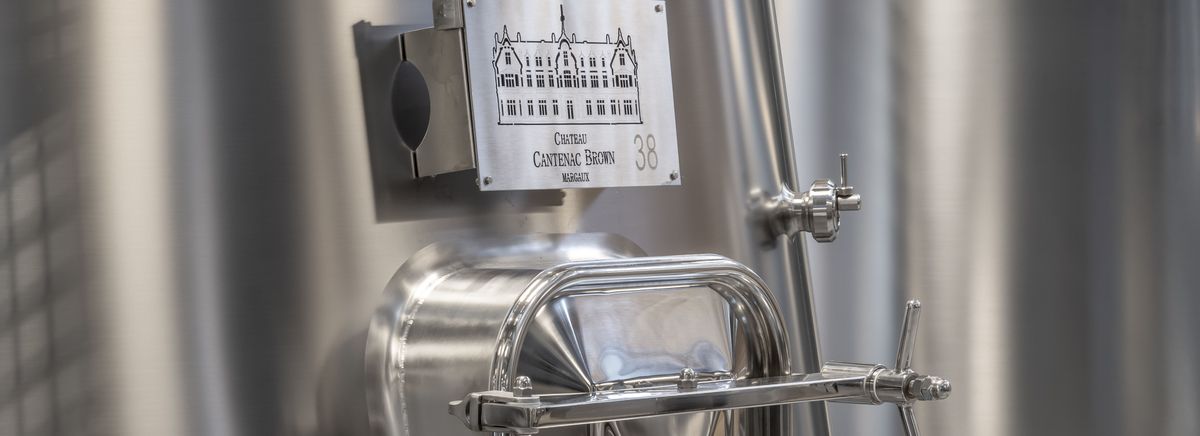 Detailaufnahme eines Stahltanks im neuen Weinkeller von Château Cantenac Brown