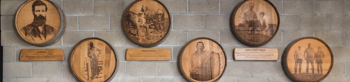 Meilensteine der Geschichte des Weinguts Bogle in runden Holztafeln an einer Wand.