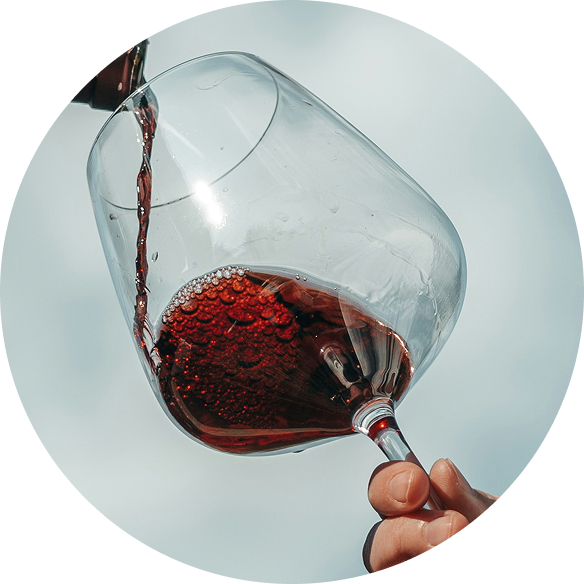 Glas Rotwein auf Holztisch in einem Restaurant
