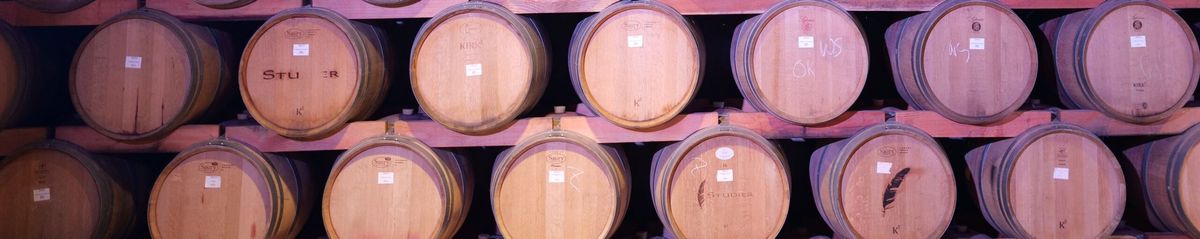 Aufeinander gestapelte Weinfässer von Weingut Studier