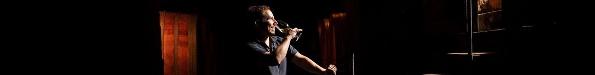 Nicola Libelli bei niederiger Belichtung im Weinkeller des Weingut Dr. Bürklin-Wolf beim verkosten des Weins
