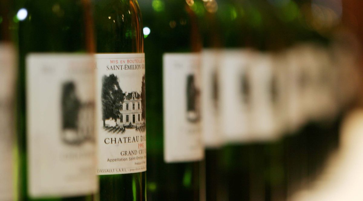 Aneinandergereihte Weinflaschen von Chateau Dassault
