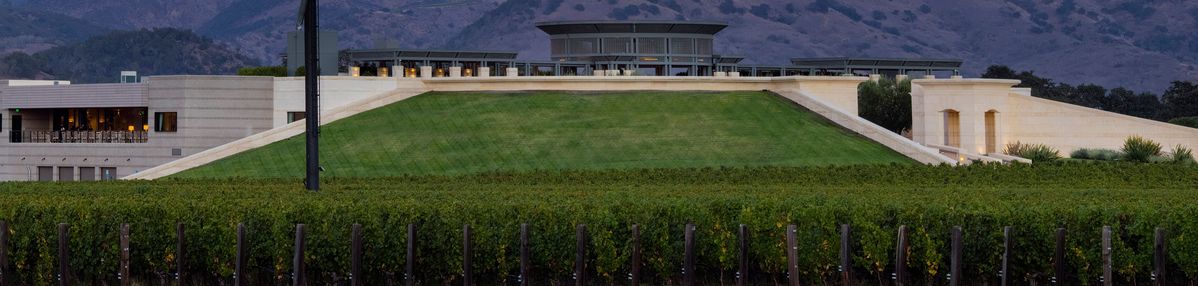 Außenaufnahme des Weinguts Opus One im Mondlicht.