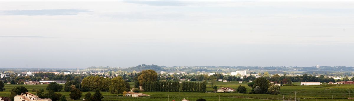 Blauer Himmel über Dorflandschaft in der Nähe von Chateau Grand Mayne