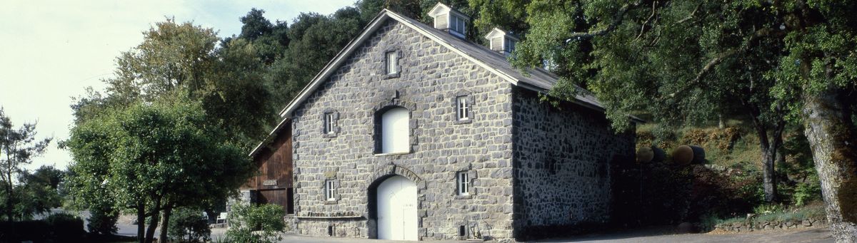 Außenansicht Steinkeller des Weinguts Heitz.