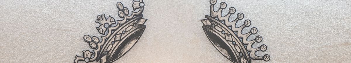 Die Kronen aus dem Logo von Château Branaire-Ducru an einer weißen Wand