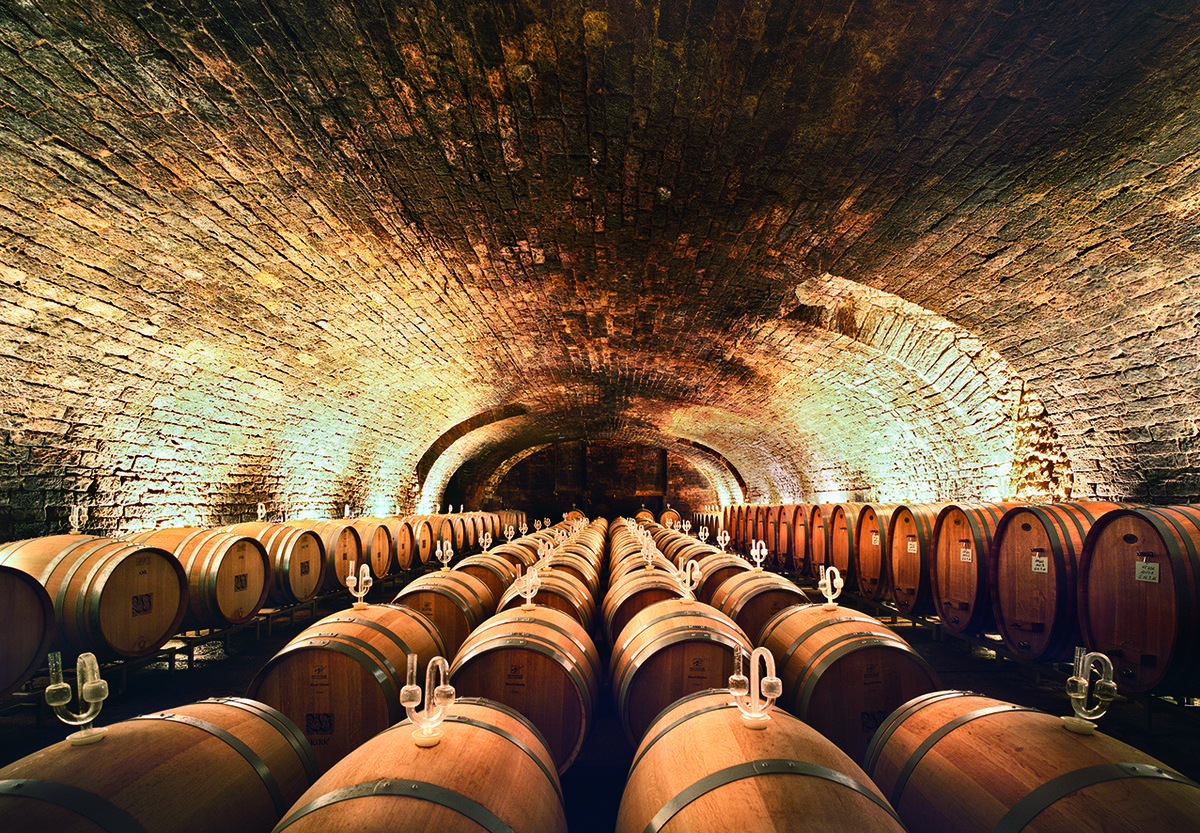 Gesteinerter Weinkeller von Weingut von Winning mit Weinfässern