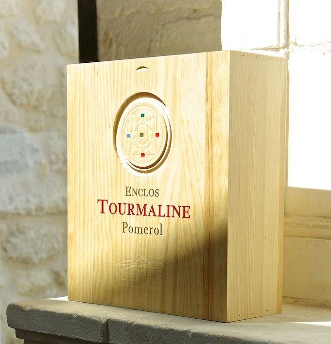 Holzkiste von Chateau Enclos Tourmaline stehend auf einem Steinkamin