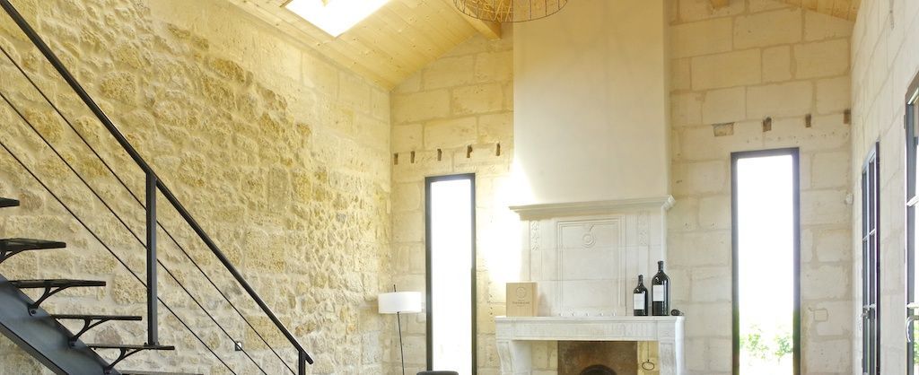 Steinmauer mit Kamin und Stahltreppe von Chateau Enclos Tourmaline