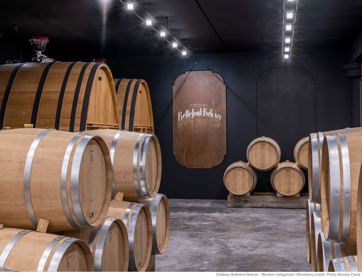 Langer Gang eines Weinlagers mit Holzkisten in Stahlregalen