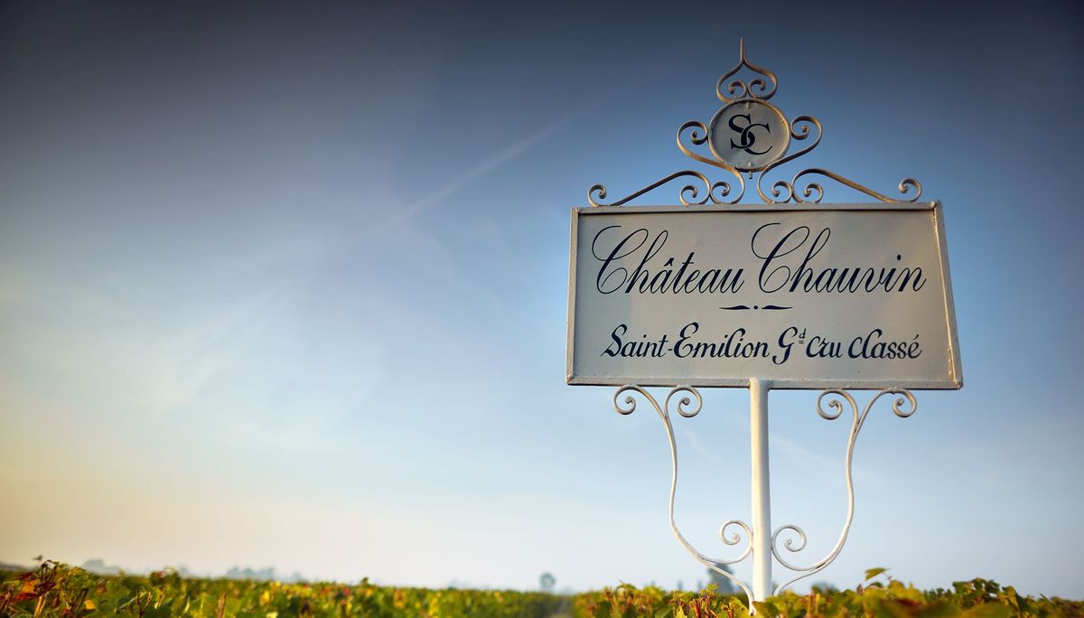 Weißes Blechschild von Chateau Chauvin unter blauem Himmel