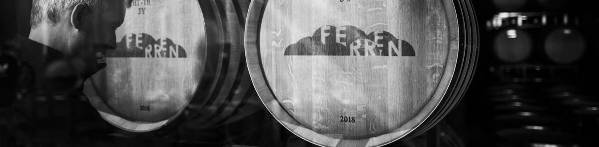 Matt Courtney kontrolliert die Weinfässer im Weinkeller von Weingut Ferren.