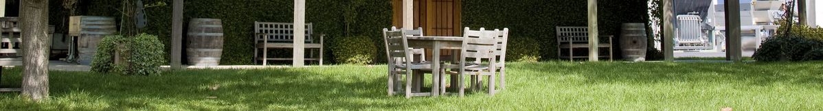Terrasse und Garten vor dem Tasting Room des Weinguts Bogle.
