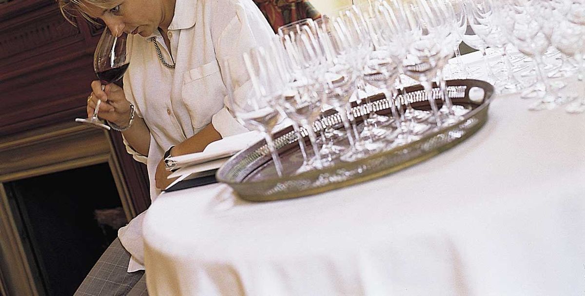 Weingläser auf gedecktem weißen Tisch auf Chateau Dassault