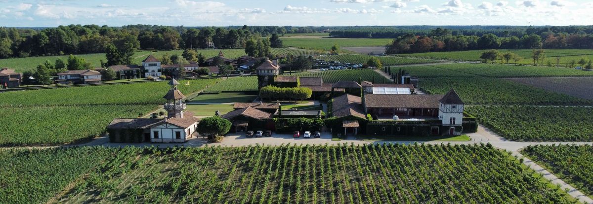 Langer Gang eines Weinlagers mit Holzkisten in Stahlregalen