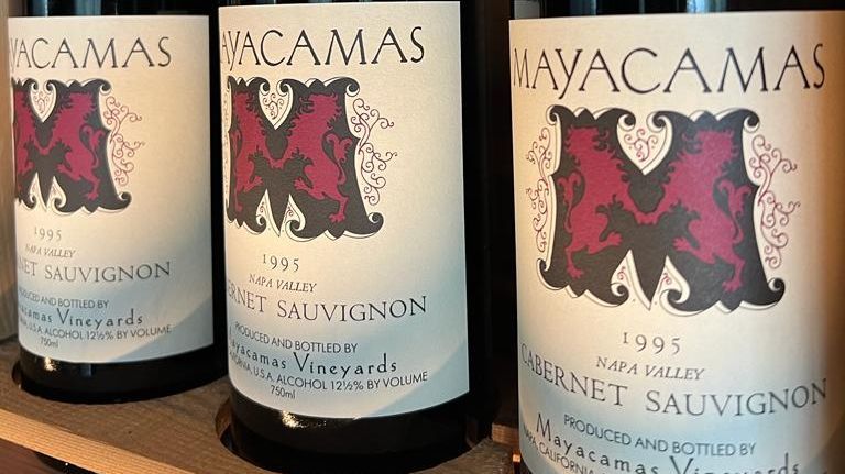Drei Weinflaschen des Weinguts Mayacamas nebeneinander.