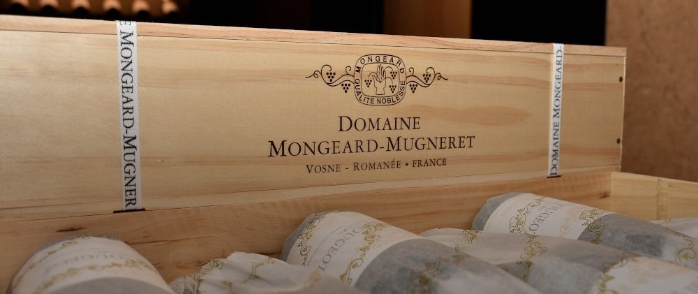Holzweinkiste von Chateau Mongeard Mugneret mit verpackten Weinflaschen davor