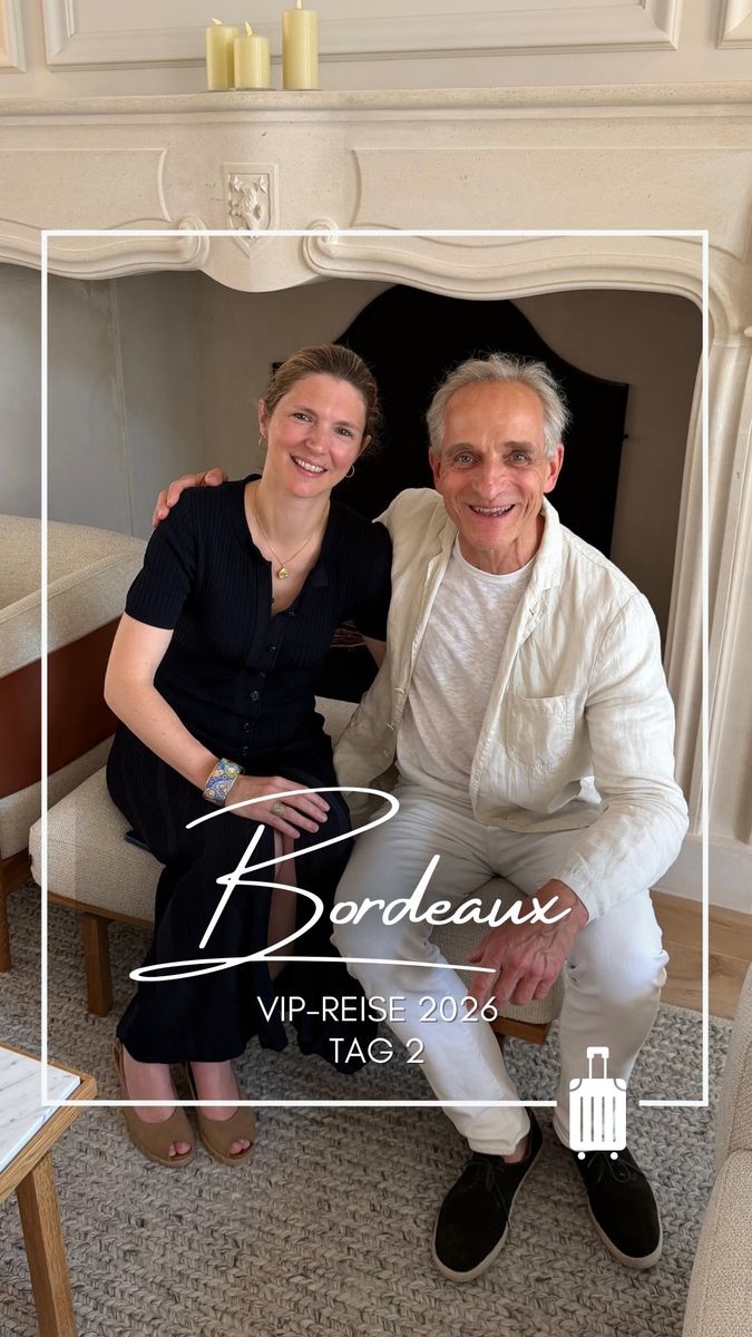 VIP-Reise Tag 2 🍷

Zwei Tage, zwei große Châteaux und unzählige Eindrücke, die bleiben.

Unsere Reise führte uns zunächst nach Saint-Émilion zu Château Angélus. Dort durften wir den neuen Keller erleben und im Anschluss ausgewählte Weine verkosten. Besonders beeindruckend war die Hommage à Elisabeth Bouchet 2019. Ein Cabernet Franc mit Charakter, Tiefe und großer Präzision.
Weiter ging es nach Pauillac zu Château Latour. Der traumhafte Keller ist ein echter Heaven in Wine und schon für sich genommen einen Besuch wert. 

Solche Besuche zeigen immer wieder, was Bordeaux so besonders macht: große Geschichte, außergewöhnliche Terroirs und Weine, die über Jahrzehnte hinweg begeistern können. Vor allem die Verkostung von Latour 2014 und Latour 2019 ein super spannender Vergleich zweier bereits veröffentlichter Jahrgänge. Nicht zu vergessen die grandiosen Weine, die wir zum Dinner hatten bis zurück zu 1975 Chateau Latour.

@chateauangelus 
@chateaulatour_officiel 

#chateauangelus #chateaulatour #finewine #rarewine #winecollector