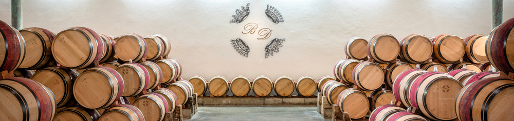 Langer Gang eines Weinlagers mit Holzkisten in Stahlregalen