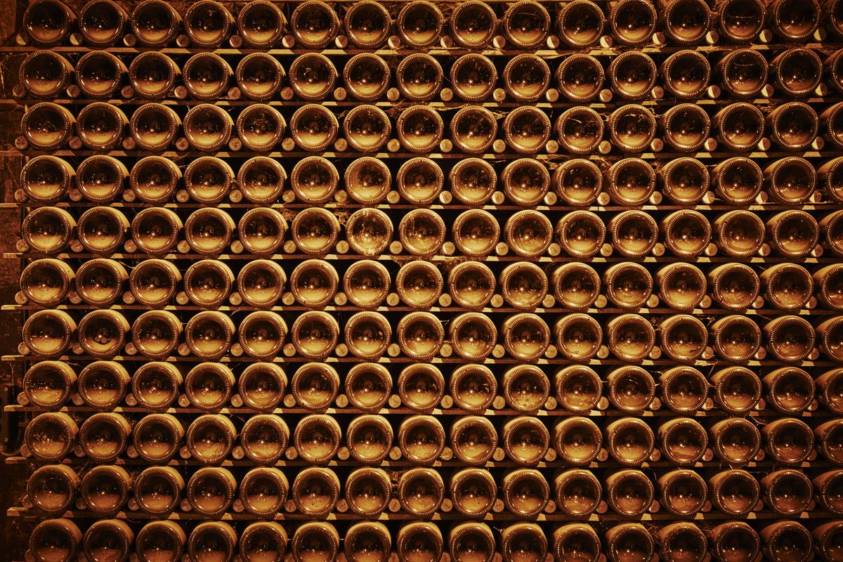 Weinregal voller Champagnerflaschen von Krug