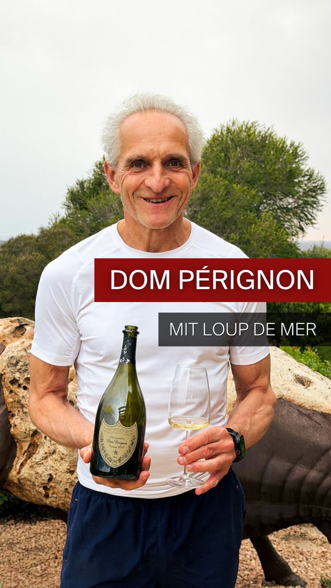 Sommer, Mallorca und selbst gekochter Genuss. ☀️🌊
Im Urlaub nehmen wir uns gerne Zeit für besondere Genussmomente: ein ganzer Loup de Mer, im Ofen gegart, dazu aromatische Tomaten, die über eine Stunde mit Knoblauch, Basilikum und Olivenöl schmoren durften.
Frische Zutaten, Zeit zum Kochen und ein Dom Pérignon 2013 im Glas. Mehr braucht es für einen gelungenen Sommerabend eigentlich nicht. 🥂
Was kommt bei Ihnen im Urlaub am liebsten auf den Tisch?
@domperignonofficial
#Mallorca #DomPerignon #LoupDeMer #Champagne