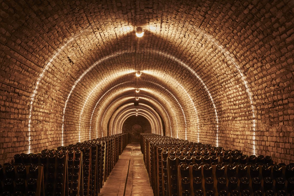 Beleuchteter Steinweinkeller mit Weinfässer von Krug