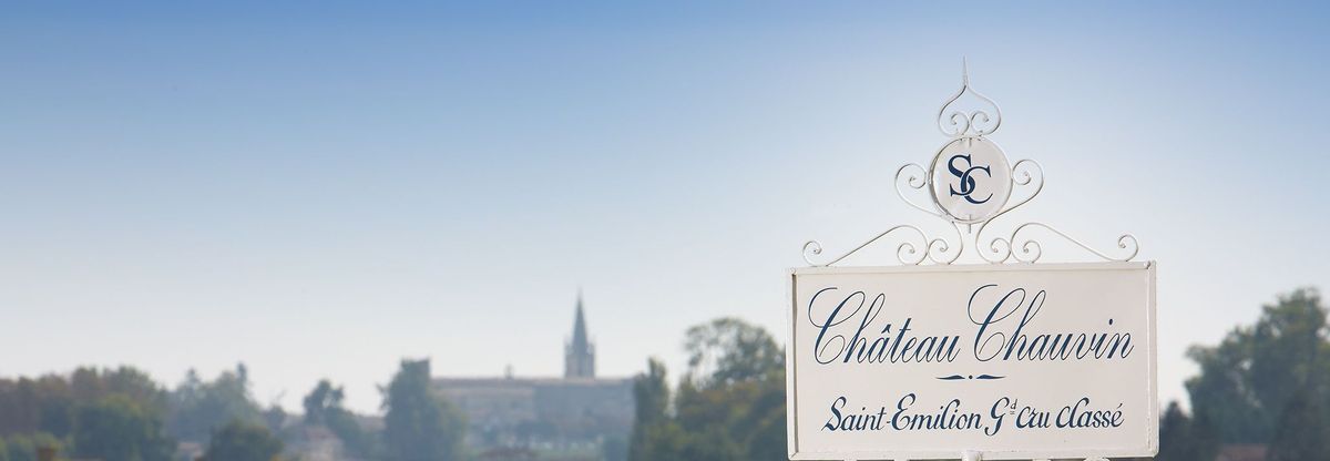 Weißes Blechschild von Chateau Chauvin unter blauem Himmel