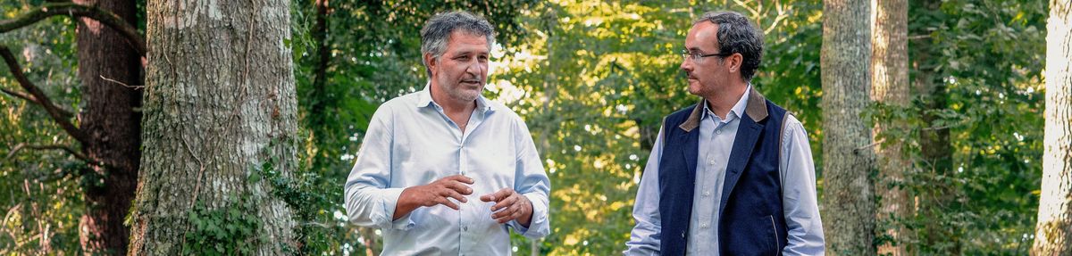 Tristan Le Lous, der Besitzer und José Sanfins, der Winemaker, von Château Cantenac Brown im Gespräch draußen in einem Wald.