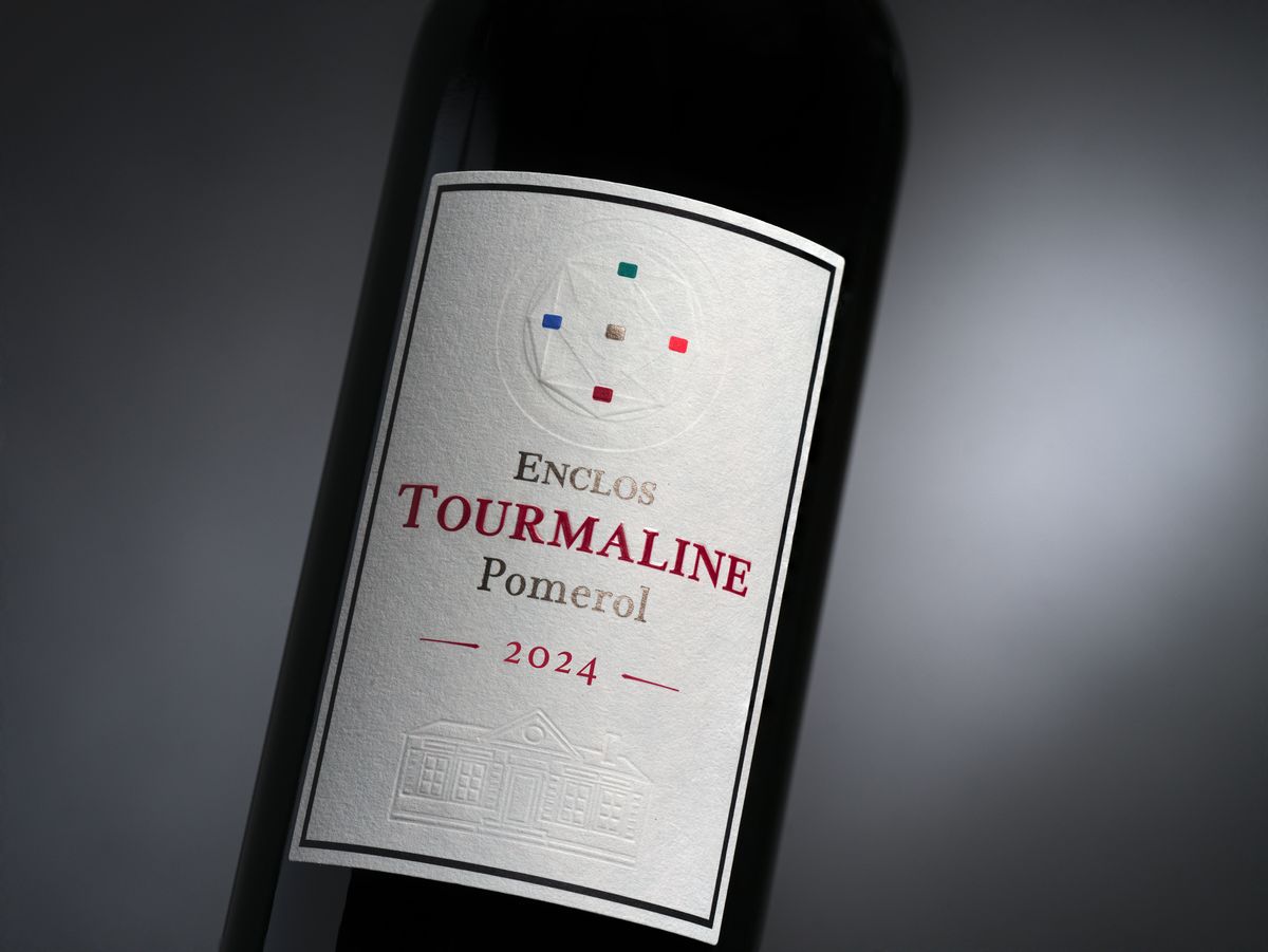 Nahaufnahme von Weinflasche von Chateau Enclos Tourmaline