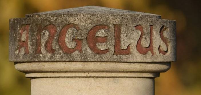 Nahaufnahme des Angelus Schriftzug an einer Säule