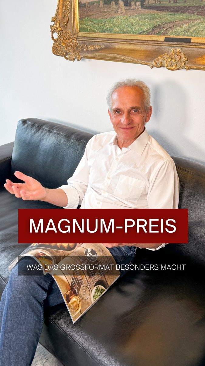 Warum kostet eine Magnumflasche häufig mehr als zwei 0,75-Liter-Flaschen? 🍷
Dafür gibt es gleich mehrere Gründe: Magnumflaschen werden in deutlich geringeren Stückzahlen produziert, benötigen aufgrund ihrer Größe stärkeres Glas und können bei manchen Weingütern nicht über die gewöhnlichen automatischen Abfüllanlagen laufen. Hinzu kommt ihr besonderer Raritätenfaktor.
Der wichtigste Punkt liegt jedoch im Inneren: Wein und Champagner reifen in der Magnum besonders langsam und harmonisch. Für viele große Weine gilt das 1,5-Liter-Format deshalb als ideales Reifeformat.
Eine Magnum ist eben mehr als nur zwei Flaschen in einer.
#UngerWeine #Magnum #Weinwissen #FineWine #Winelover