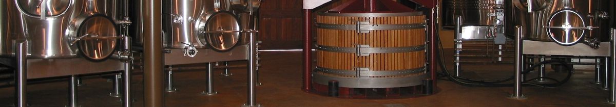Edelstahltanks und ein Tank mit Holzverkleidung im Weinkeller von Weingut Colgin.
